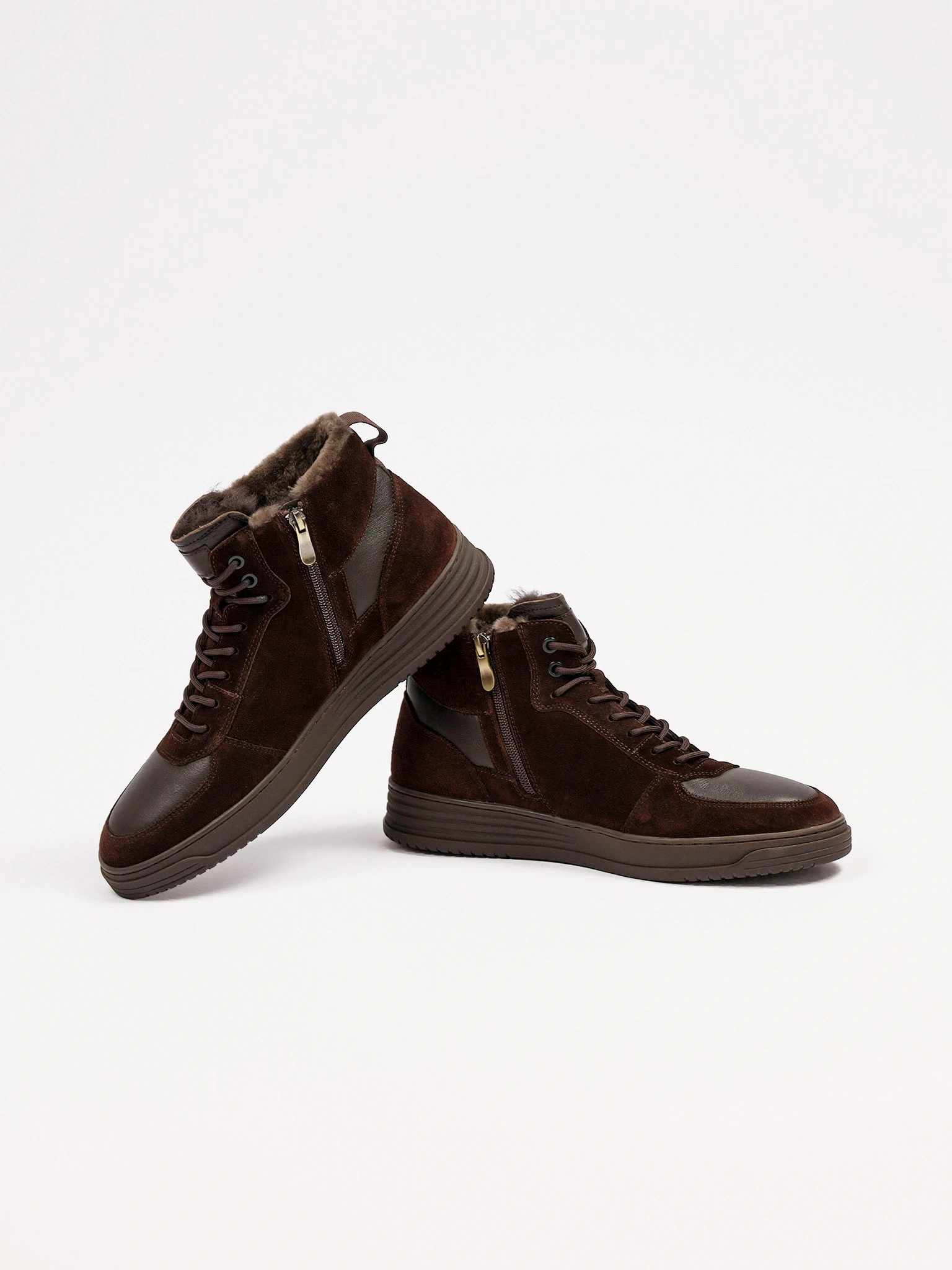 Ботинки комбинированные коричневого цвета на низкой платформе